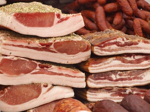 煙熏培根-市場上的新鮮食品