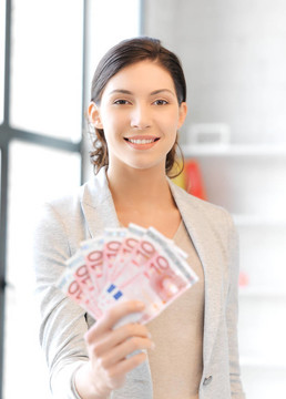 可愛的女人用歐元現(xiàn)金
