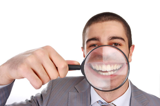 帶放大鏡的人