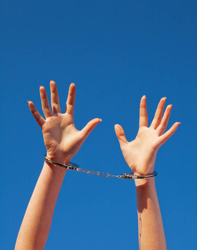戴著手銬的女人的手