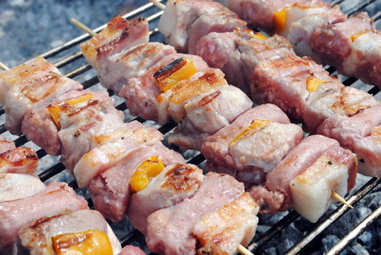 把豬肉串在烤肉串烤