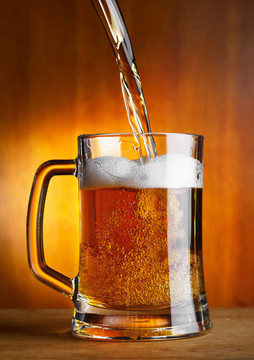 啤酒倒進玻璃杯