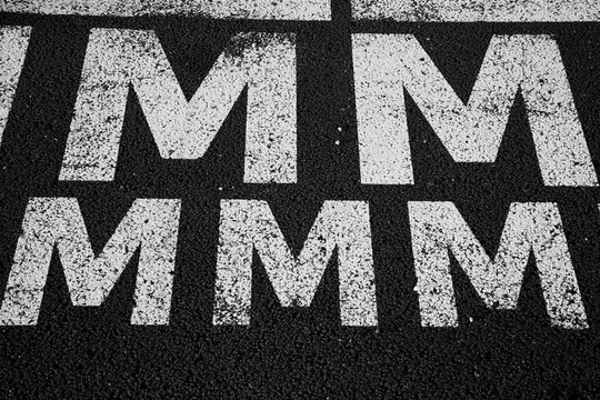 白色的字母M