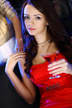 夜總會里有魅力的女人喝一杯