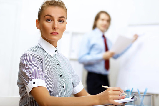 辦公室里的一個(gè)女商人的肖像