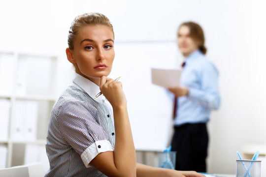 辦公室里的一個(gè)女商人的肖像