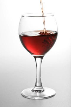 紅酒倒入玻璃杯