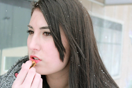 外涂口紅的女人
