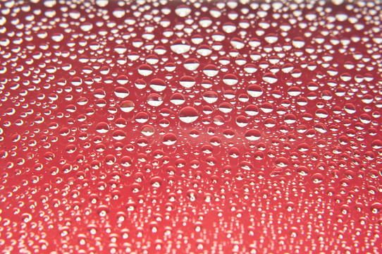 水滴在玻璃紅色和白色的顏色
