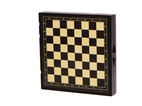 孤立的黑色棋盤盒