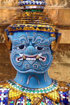 金色的金翅鳥雕塑在皇宮；曼谷；泰國
