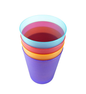 五顏六色的塑料杯