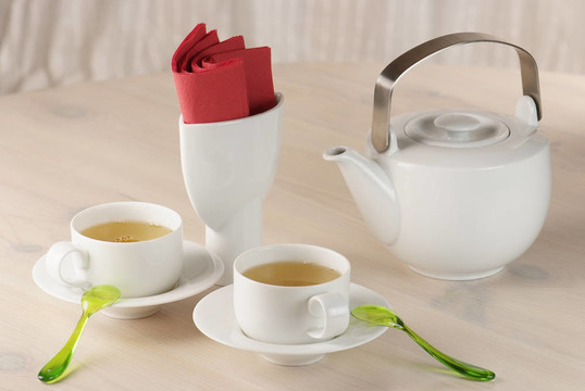 兩杯綠茶，桌上的茶壺