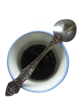 半杯咖啡和金屬勺鋪