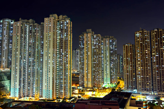 香港在晚上擁擠的建筑物