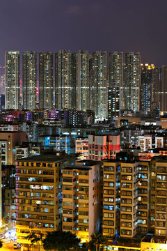 香港在晚上擁擠的建筑物