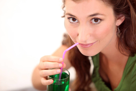 女人喝薄荷飲料