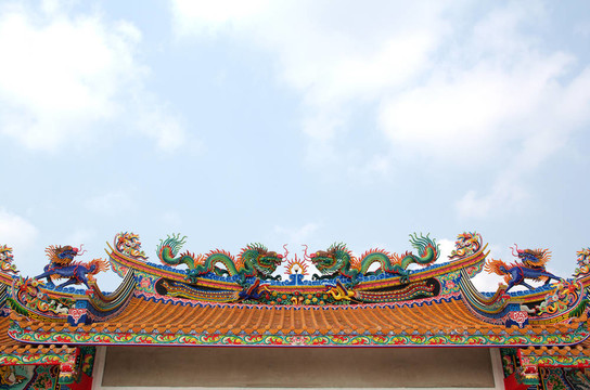 中國(guó)龍雕像，神廟的屋頂