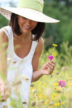 女人采摘野花