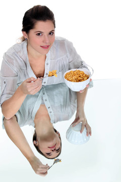 女人吃一碗麥片