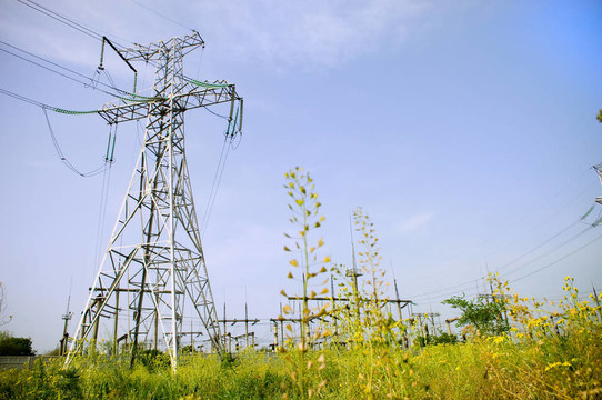 在藍(lán)色的天空背景下電塔
