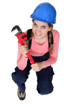 女管道工跪著用扳手