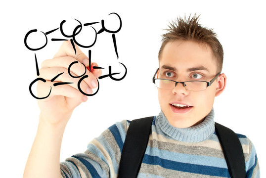 學生在白板上寫科學配方