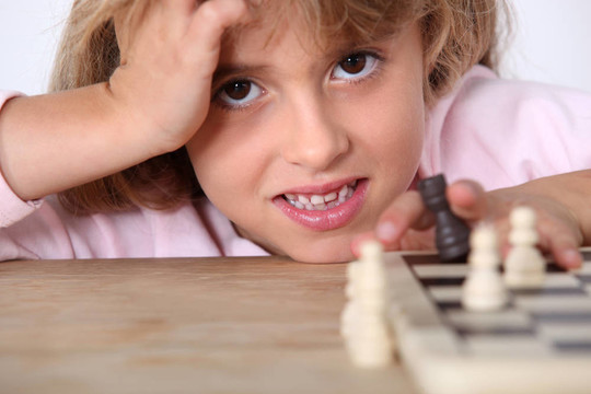 小女孩獨自下棋