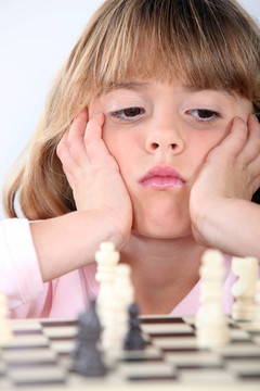 小女孩下棋