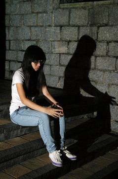 街上的亞洲悲傷女人