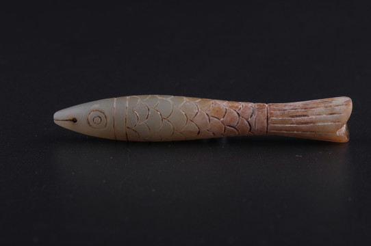 戰(zhàn)國(guó)玉魚(yú) 圓雕帶鱗玉魚(yú)