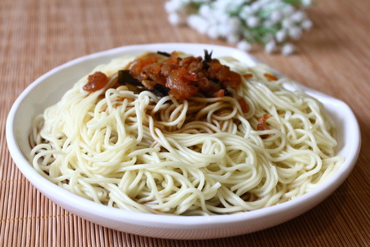 開洋蔥油拌面