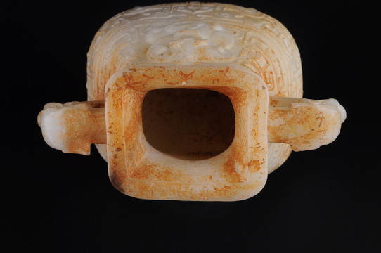 戰(zhàn)國玉器 戰(zhàn)國螭龍饕餮紋雙耳尊
