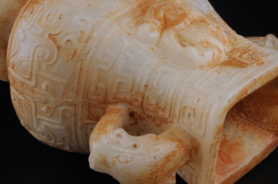 戰(zhàn)國(guó)玉器 戰(zhàn)國(guó)螭龍饕餮紋雙耳尊