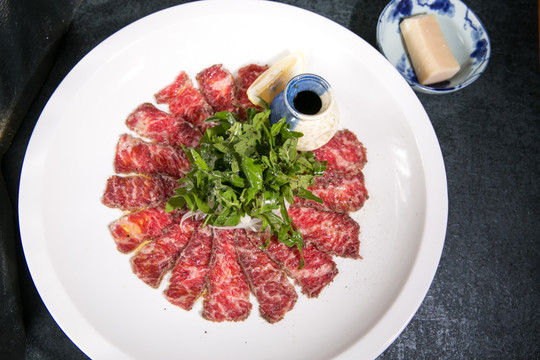 生牛肉卷