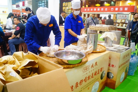 石磨壓制制茶