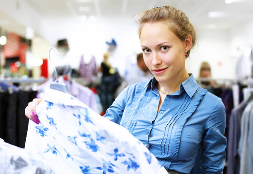 女人在商店買衣服
