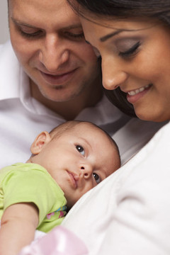Mixed Race Young與Newborn Baby家族