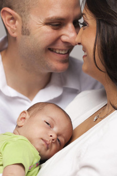Mixed Race Young與Newborn Baby家族