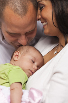Mixed Race Young與Newborn Baby家族