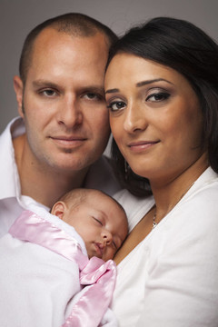 Mixed Race Young與Newborn Baby家族