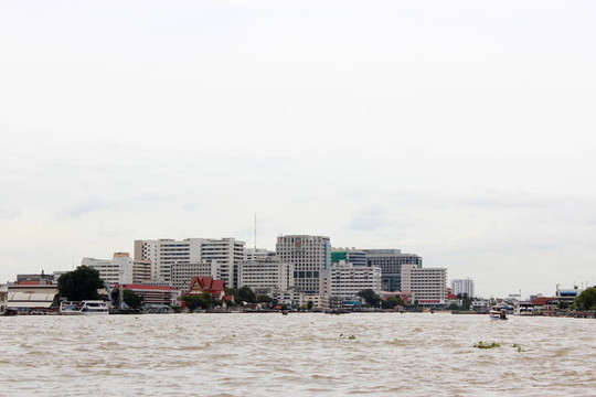 在曼谷湄南河