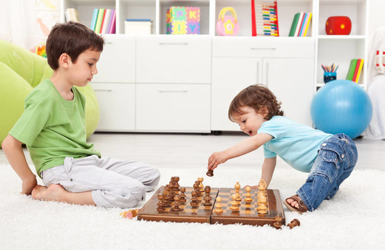 孩子們下棋