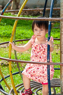 亞洲小女孩在Playground玩