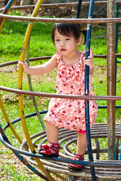 亞洲小女孩在Playground玩