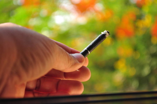 人手持香煙