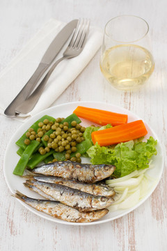 胡蘿卜和青豆炒沙丁油魚