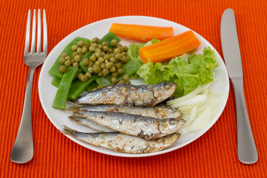 胡蘿卜和青豆炒沙丁油魚