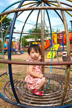 亞洲小女孩在Playground玩