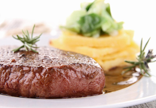 烤肉和蔬菜